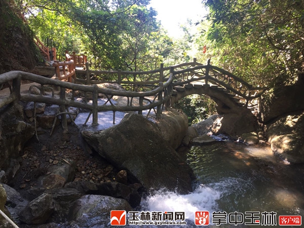 小桥点缀溪流,景区别样风景。